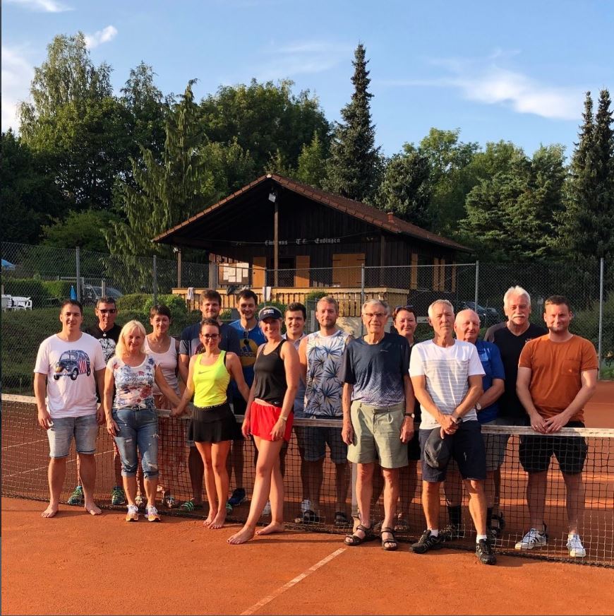 Vereinsmitglieder des TC Endingen beim gemeinsamen Gruppenfoto auf dem Sandplatz