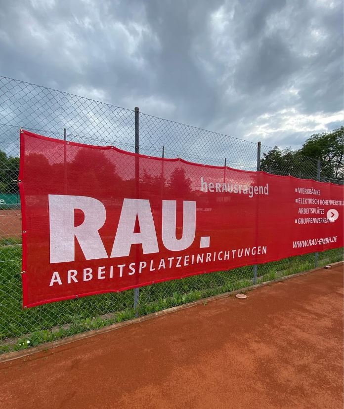 Sponsorenbanner der RAU GmbH Arbeitsplatzeinrichtungen an der Tennisanlage des TC Endingen