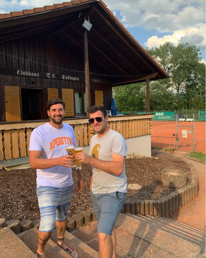 Clubhaus TC Endingen mit Terrasse und Blick auf die Sandplätze